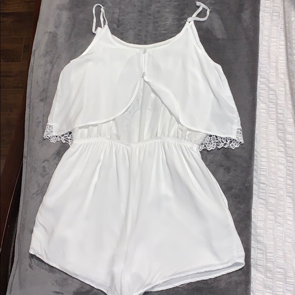 White lace bottom lined romper - Picture 3 of 5